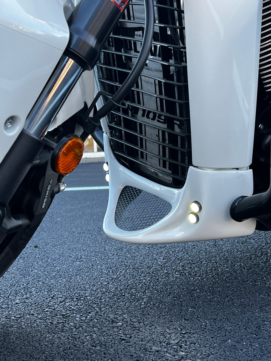 TOC Suzuki M109 Gloss Black Chin Scoop