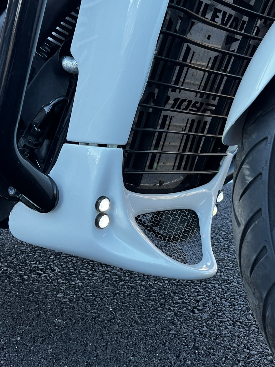 TOC Suzuki M109 Gloss Black Chin Scoop