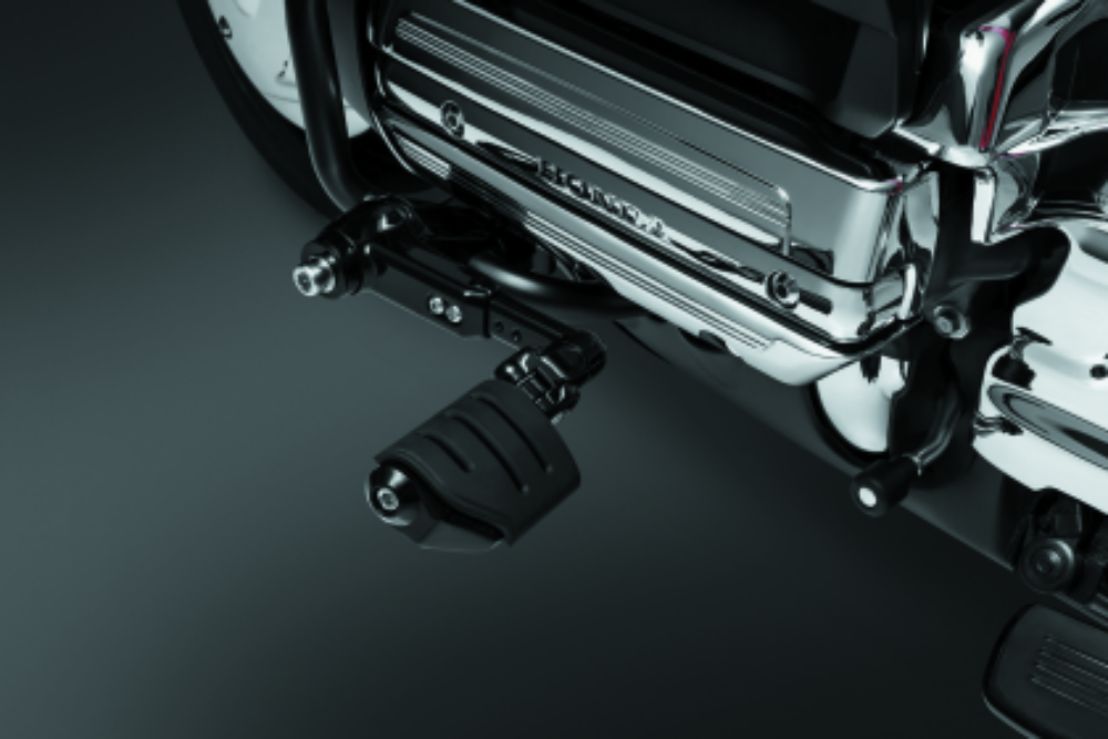 Kuryakyn_Ergo_III_Adjustable_Mount_With_Trident_Dually_ISO_Pegs_Gloss_Black