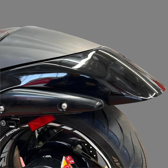 Suzuki M109R Bobber Gloss Black Installed